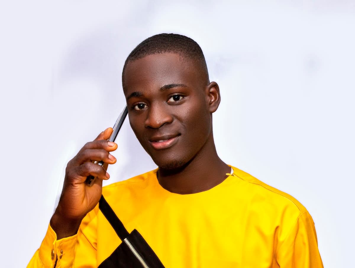 Un jeune homme au téléphone — joindre et obtenir de l'aide